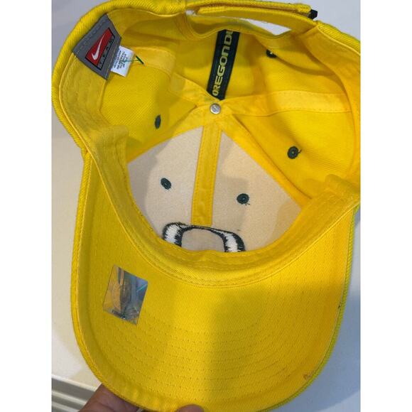 Vintage Nike Men's Yellow Oregon Ducks Swoosh Performance Flex Baseball Hat - Picture 5 of 9